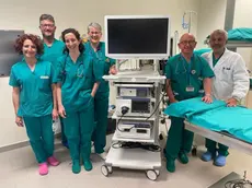 L'éequipe del reparto di Pneumologia dell'ospedale di Feltre diretta dal dottor Stefano Calabro con la colonna endoscopica