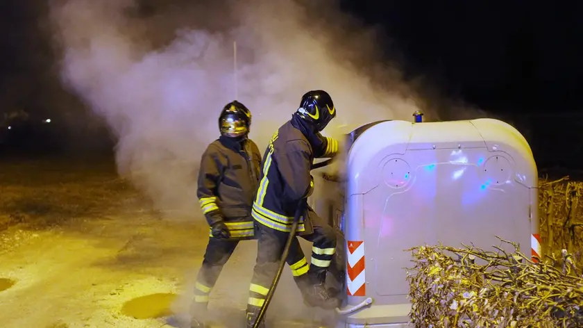 Lo spegnimento del cassonetto all'inizio di via Umin