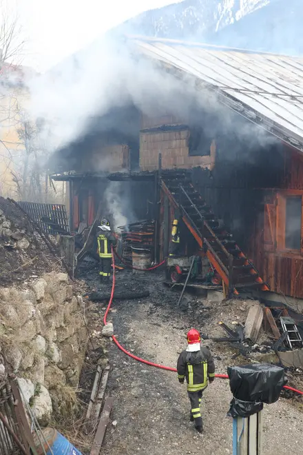 Incendio di una casa a Vallesella di Domegge di Cadore in via Piduel.