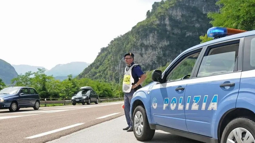 Longarone (Fortogna), 14 Agosto 2010. In concomitanza con l'esodo di ferragosto la polizia stradale rafforza i controlli sulle strade della provincia