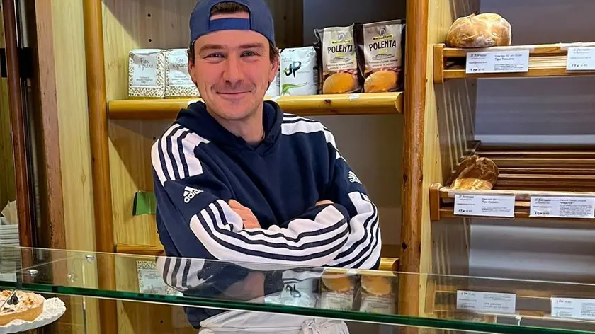 Luca Panciera dietro il bancone del suo panificio