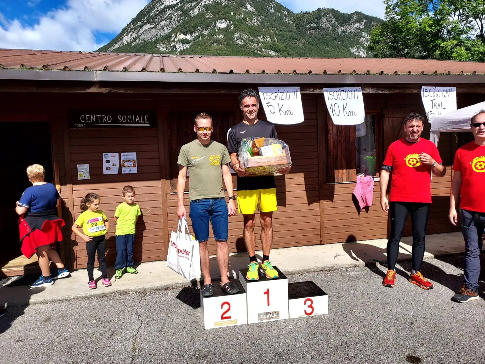 Igor De Fina ed Elena Andrich sono i più veloci nel trail da 15 km della “Corri mamma”, la non competitiva organizzata dal comitato genitori di Sospirolo. Tre i percorsi. Sul tracciato intermedio, da 10 km, i vincitori sono risultati Manuele Favrello (Cyril Frezza, in testa alla gara, ha sbagliato percorso) ed Erica Casanova. Sui 5 km vittorie per gli adulti Alberto Roccabella e Martina Balzan e per i ragazzini Gioele Finco e Camilla Zandegiacomo.