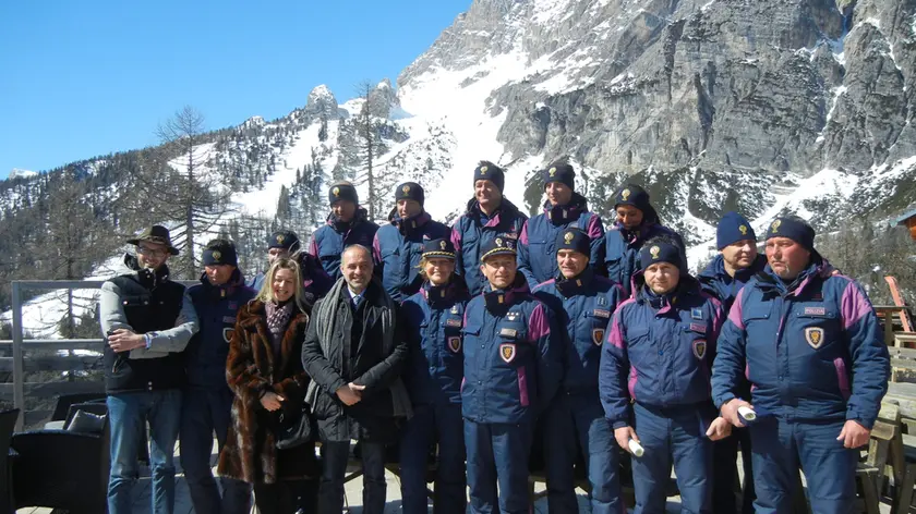 Gli agenti della polizia di Cortina con il questore Morelli