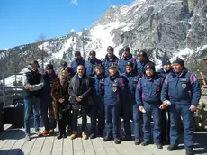 Gli agenti della polizia di Cortina con il questore Morelli