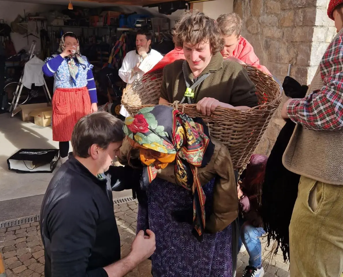 Carnevale di Fornesighe: la vestizione della Gnaga