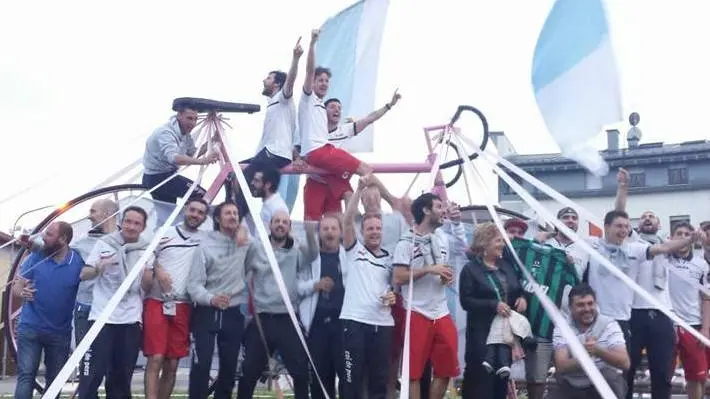 I Coi de pera in festa sulla rotonda di Ponte nelle Alpi