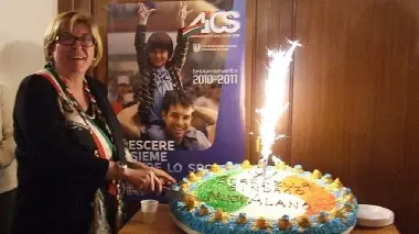Serenella Bogana taglia la torta tricolore preparata appositamente per festeggiare la vittoria delle elezioni