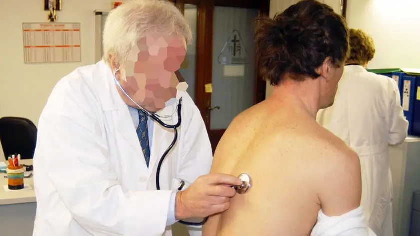 FOTO SIMBOLO DI UN MEDICO CHE VISITA PAZIENTE..VISITA DOMICILIARE - DOMICILIARI - A DOMICILIOUn paziente sottoposto a visita medica in un ospedale veneto. In aumento i fattori di rischio delle malattie cardiovascolari