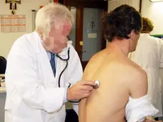 FOTO SIMBOLO DI UN MEDICO CHE VISITA PAZIENTE..VISITA DOMICILIARE - DOMICILIARI - A DOMICILIOUn paziente sottoposto a visita medica in un ospedale veneto. In aumento i fattori di rischio delle malattie cardiovascolari