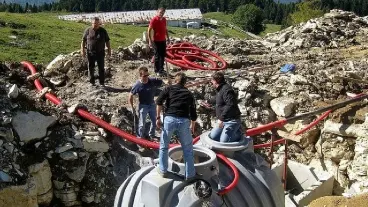 I lavori all’acquedotto che porta l’acqua alla malga