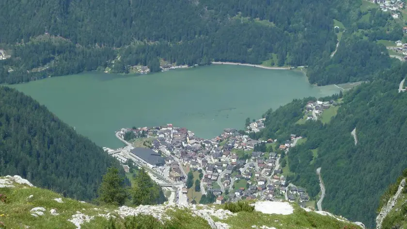 - Una veduta del lago di Alleghe una delle perle del turismo agordino