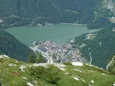 - Una veduta del lago di Alleghe una delle perle del turismo agordino