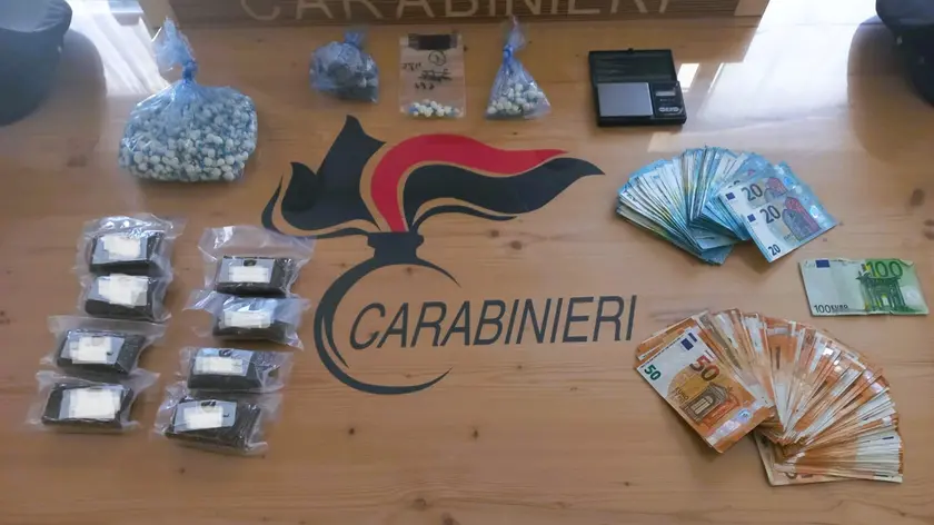Il materiale sequestrato daai carabinieri di Cortina e il denaro ritrovato, presunto provento dello spaccio