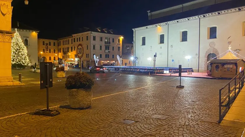 Piazza Duomo senza auto in divieto venerdì sera