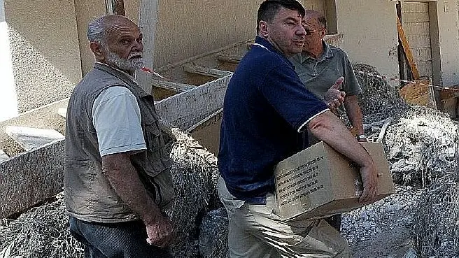 Alcuni abitanti di Cancìa dopo la frana del 2009