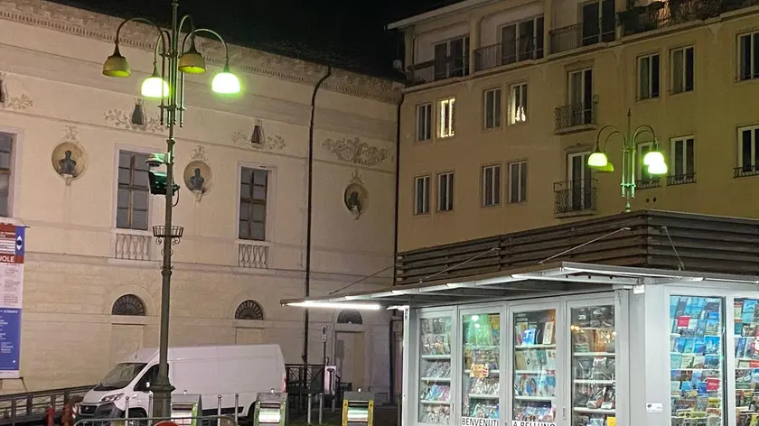 Piazza Martiri, lato teatro: due lampioni, otto lampadine: tre sono fulminate