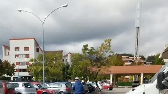 Il fuggitivo in fuga fotografato nella piazzetta di Cavarzano