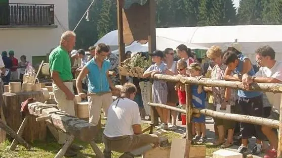 Artigiani cimbri al lavoro davanti ad un folto pubblico