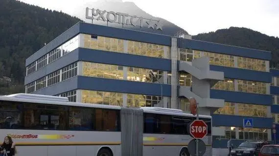 Agordo, 12 ottobre 2006. Mezzi della dolomitibus davanti allo stabilimento della luxottica