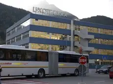 Agordo, 12 ottobre 2006. Mezzi della dolomitibus davanti allo stabilimento della luxottica