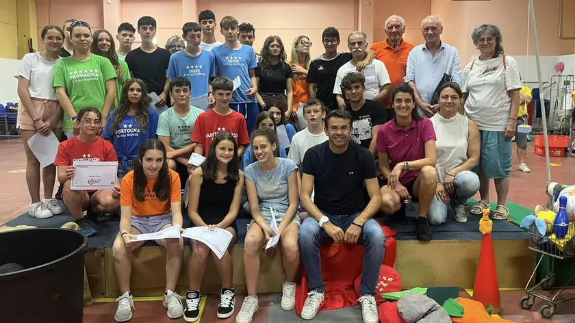 Foto di gruppo con il sindaco di Longarone, Roberto Padrin, alla conclusione delle attività estive promosse dal Comune per i ragazzi