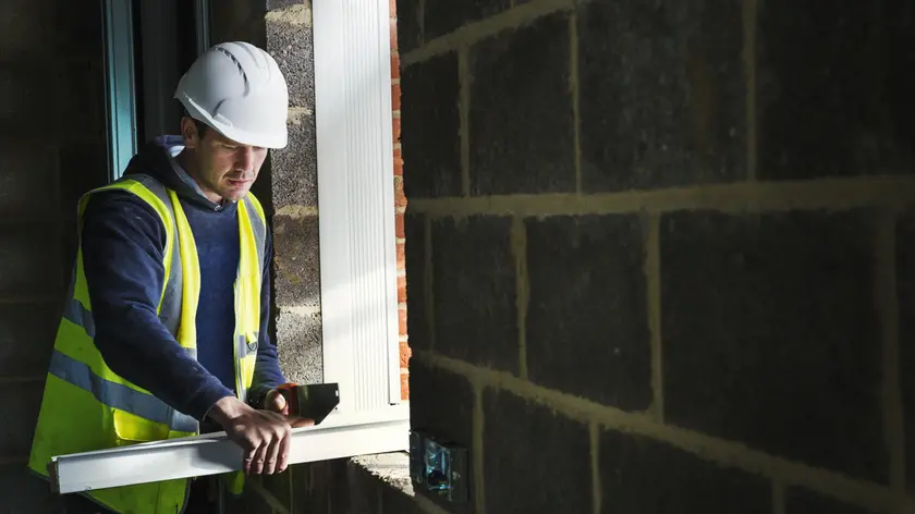 Un operaio al lavoro in un cantiere edile
