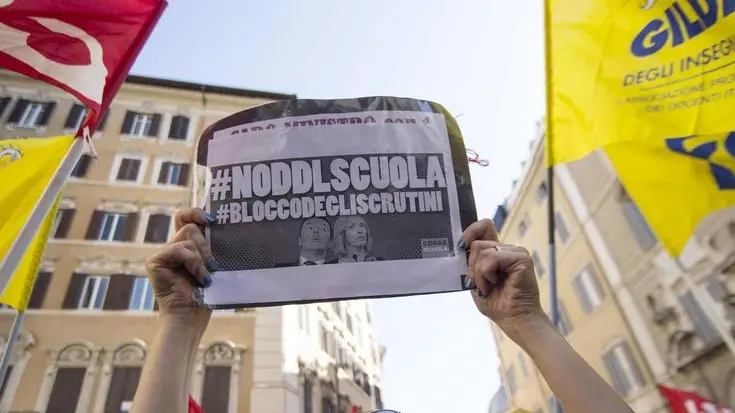 La manifestazione contro il DDL del governo Renzi a Montecitorio 19 maggio 2015 a Roma.ANSA/MASSIMO PERCOSSI