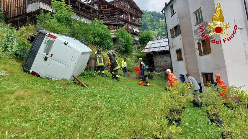 Il furgone rovesciato a Falcade: tre persone sono rimaste ferite