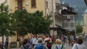 Turisti a passeggio in centro a Cortina