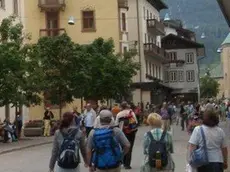 Turisti a passeggio in centro a Cortina