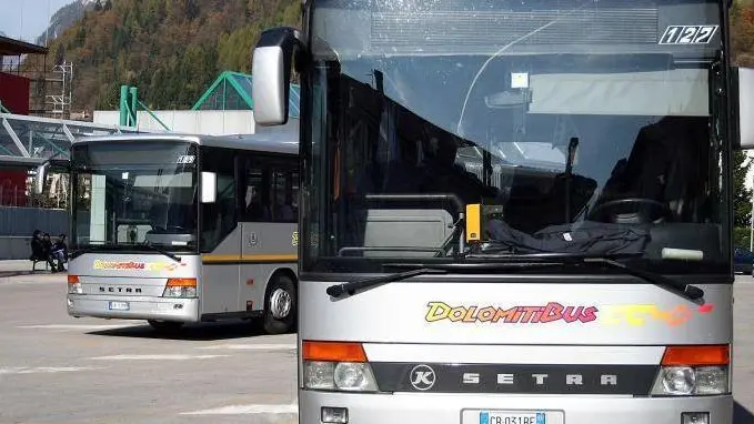 Agordo (BL), 26 Ottobre 2005, Stazione Dolomitibus - Agordo (BL), 26 October 2005, Dolomitibus station - Le tariffe pubblicate da Dolomiti bus sono in vigore dal 1º settembre