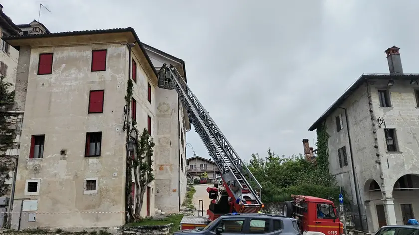 I vigili del fuoco eseguono un controllo a uno degli edifici in piazza Maggiore durante l'esercitazione multirischio