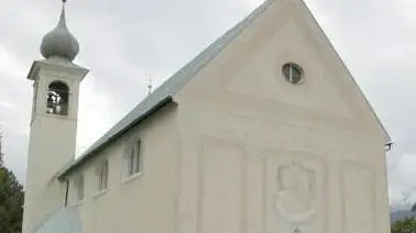 La chiesa della Madonna della Difesa. A destra, la cerimonia