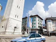 Cortina, 26 Aprile 2010. Marco Da Pozzo, guida alpina e membro del Gruppo alpinistico degli "Scoiattoli", Ã¨ morto oggi sul campanile della Chiesa di Cortina d'Ampezzo metre svolgeva alcuni lavori di manutenzione - Una volante della polizia sotto il campanile