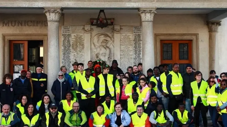 Volontari della giornata ecologica di Sedico schierati davanti al municipio