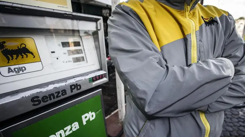 Un addetto alla pompa di benzina incrocia le braccia nel giorno dello sciopero dei benzinai a Roma 18 giugno 2014. ANSA/ANGELO CARCONI