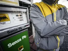 Un addetto alla pompa di benzina incrocia le braccia nel giorno dello sciopero dei benzinai a Roma 18 giugno 2014. ANSA/ANGELO CARCONI