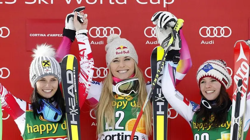 Lindsey Vonn (C) of the USA celebrates on the podium after winning the women's FIS Alpine Skiing World Cup SuperG race in Cortina d'Ampezzo, Italy, 19 January 2015. Vonn won the race ahead of the second placed Anna Fenninger (L) of Austria and third placed Tina Weirather (R) of Liechtenstein. ANSA/ANDREA SOLERO