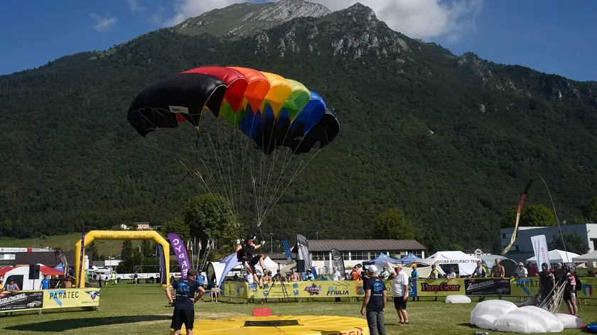 Una fase del trofeo Città di Belluno di paracadutismo