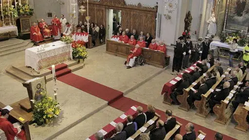 La Chiesa di Cortina d'Ampezzo diventa Basilica. Il Cardinale Re protagonista della Cerimonia. - Una fase della messa in basilica