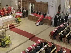 La Chiesa di Cortina d'Ampezzo diventa Basilica. Il Cardinale Re protagonista della Cerimonia. - Una fase della messa in basilica