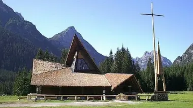 La chiesa della Madonna della Neve appena ristrutturata in Val Visdende