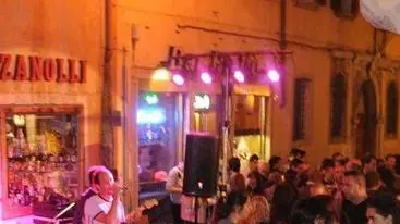 La notte rosa organizzata da Belluno la notte per festeggiare il passagio del giro d'Italia in città - l concerto dei Jpm all'Osteria Rialto in piazza delle Erbe