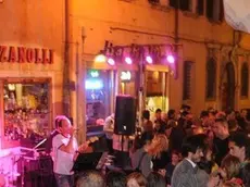 La notte rosa organizzata da Belluno la notte per festeggiare il passagio del giro d'Italia in città - l concerto dei Jpm all'Osteria Rialto in piazza delle Erbe