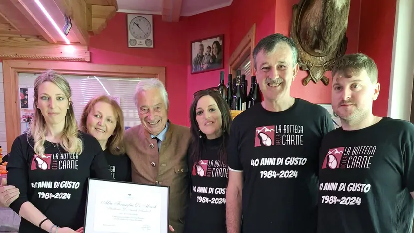 Il presidente di Confcommercio Belluno-Dolomiti Paolo Doglioni alla consegna della targa alla famiglia De March della Bottega della carne di Tambre