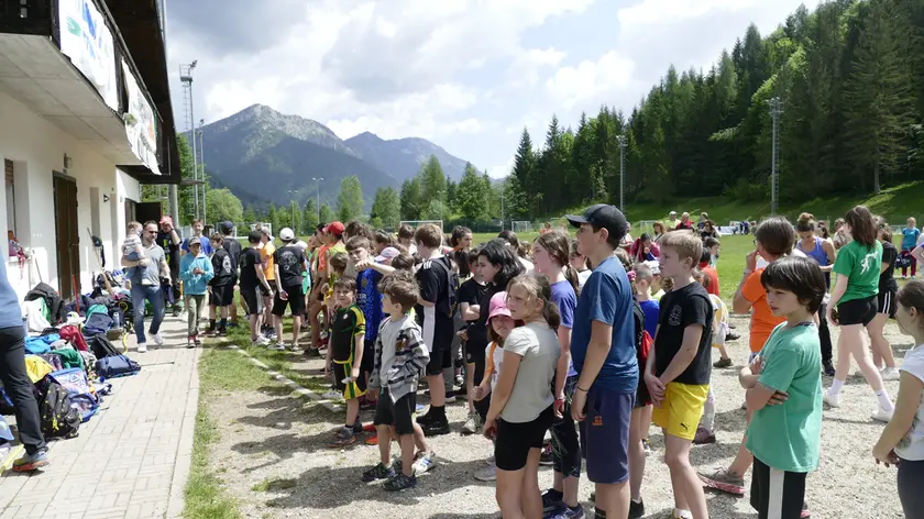 Ragazze e ragazzi alla festa dello sport della Val di Zoldo agli impianti di Pralongo
