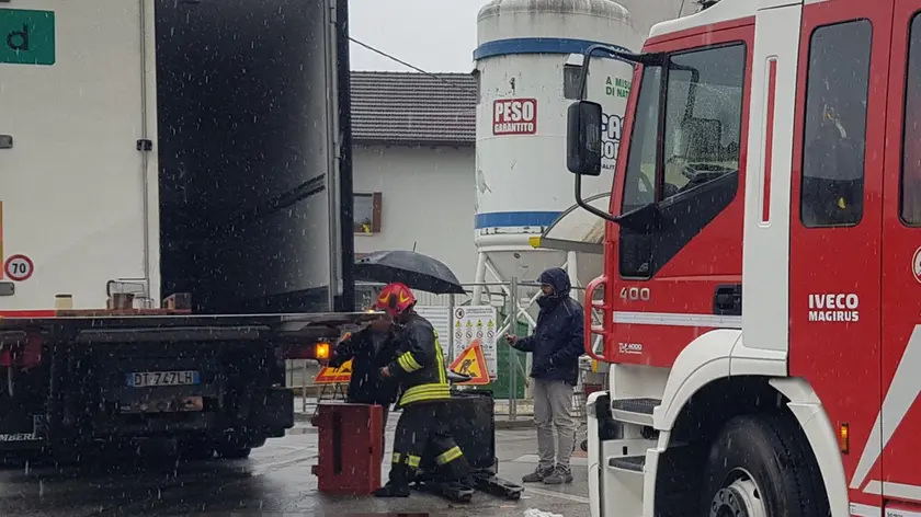 I vigili del fuoco mentre recuperano il muletto