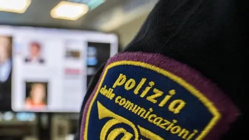 Un'immagine del Cnaipic, il Centro nazionale anticrimine informatico della Polizia postale, che in un'??ndagine coordinata dalla Procura di Roma, ha scoperto e smantellato una centrale di cyberspionaggio che per anni ha raccolto notizie riservate e dati sensibili su politici, istituzioni,.pubbliche amministrazioni, studi professionali e imprenditori di livello nazionale. Due le persone arrestate, trovate in possesso di un database con oltre 18mila username. Roma, 10 gennaio 2017. ANSA/ MASSIMO PERCOSSI