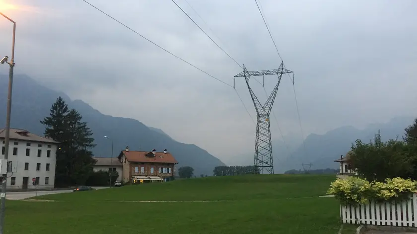 L'elettrodotto che attraversa Levego