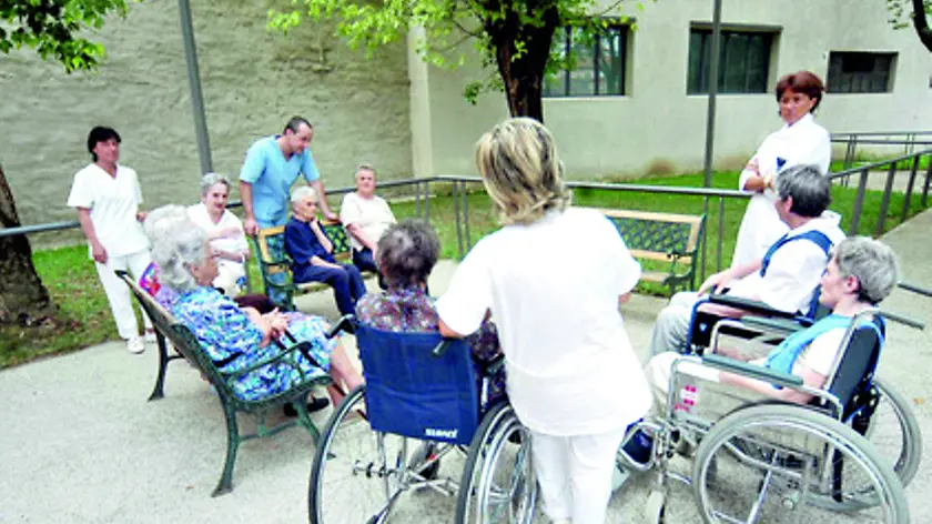 Anziani disabili gestiti in una struttura sociale